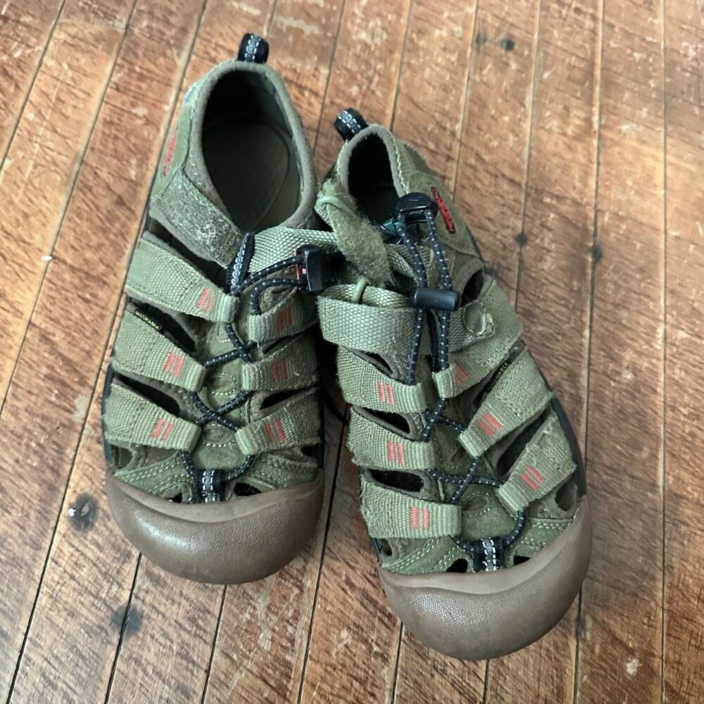 Keens army green ortho gorpcore kids 2 closed toe sandals